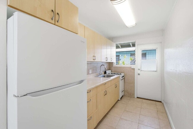 Building Photo - Charming 2-Bedroom Apartment in Prime Ala Moana Location – Parking & In-Unit Washer/Dryer!