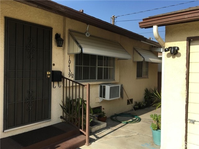 Primary Photo - 10439 Western Ave