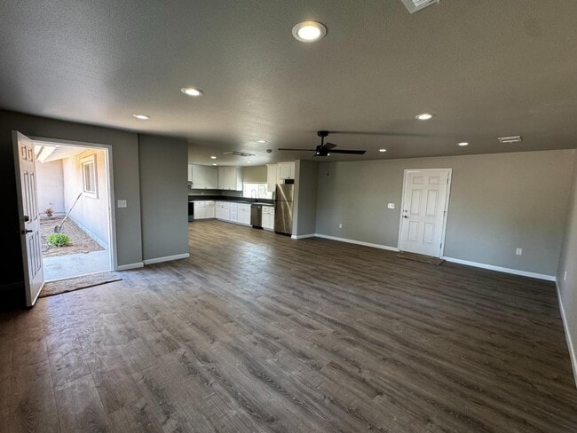 Building Photo - 4832 N Fruit Ave