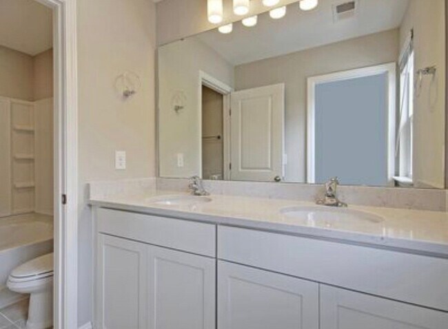 Foto del edificio - 7822 Montview Rd
