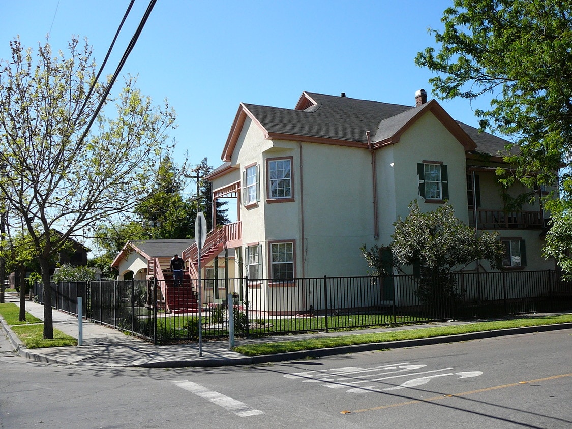 Building Photo - 311 S Laurel St