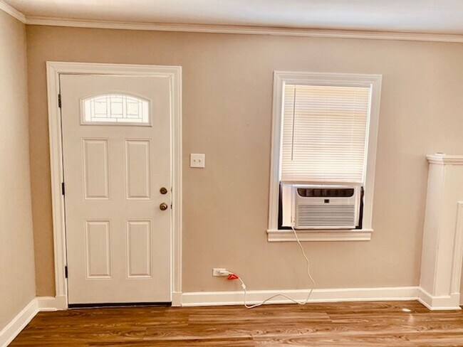 Building Photo - BEAUTIFUL RECENTLY REMODELED 1 BEDROOM 1 B...