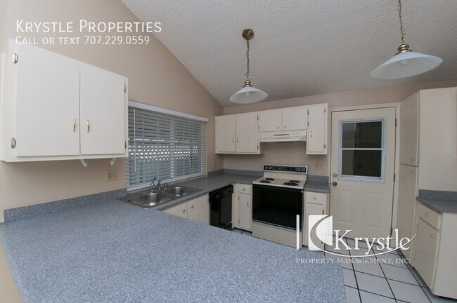 Building Photo - Lovely, spacious, single-level home with o...