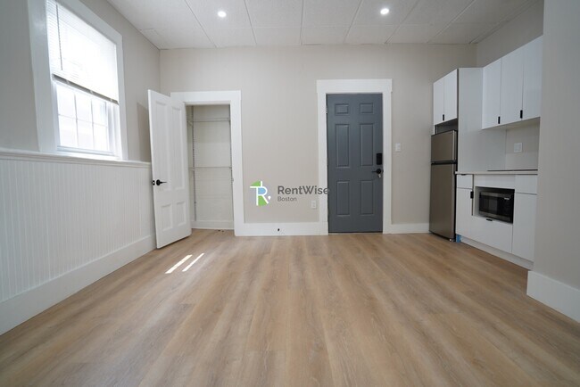 Building Photo - 142 Dorchester St