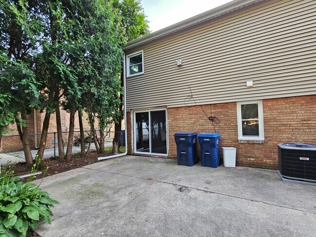 Building Photo - 623 Westmoreland Ave