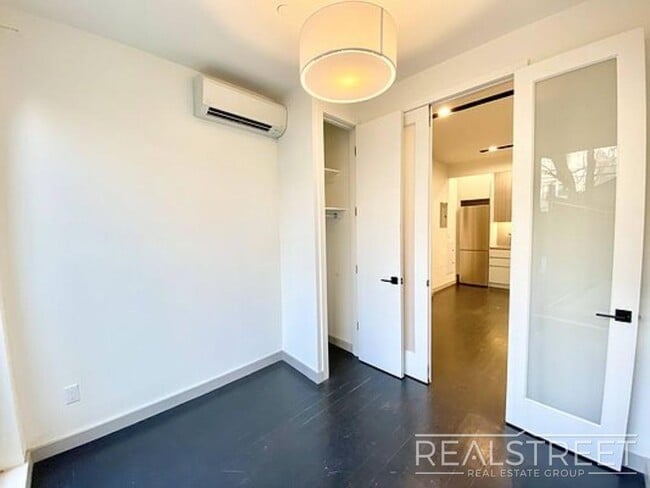 Building Photo - Gorgeous New 3 Bed 1.5 Bath Near Prospect ...