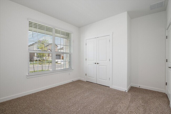 Building Photo - Beautiful 4 bedroom, 2 bathroom home in Le...