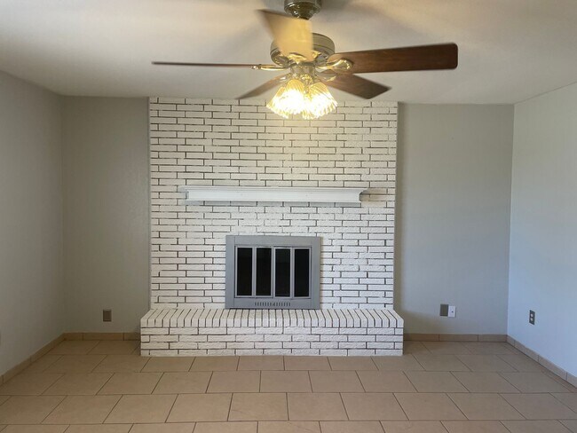Foto del edificio - 2 Bedroom Duplex, 2 bath, carport
