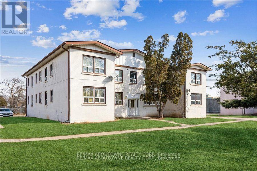 Primary Photo - 1023-1023 Churchill Ave