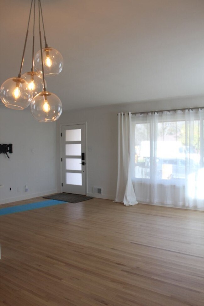 Foto del edificio - Beautifully Remodeled 4 BR/2 BA Home in Wh...