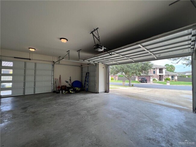 Foto del edificio - 4226 Stillwater Cove