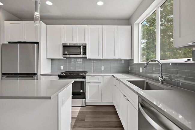 Foto del edificio - Last Townhouse Available! Beautiful Newer Build Close to Overlook Station