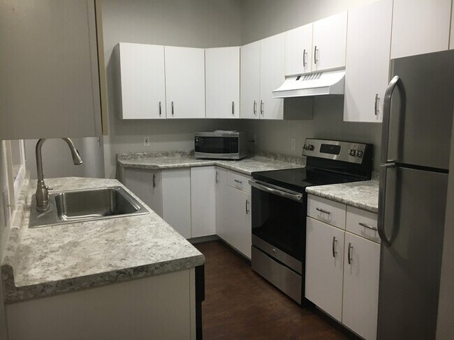 Building Photo - 3 miles to Wrightsville Beach! 1 Block from Mayfair Shopping! Ground unit, 2BR,2 baths, Leeward V...