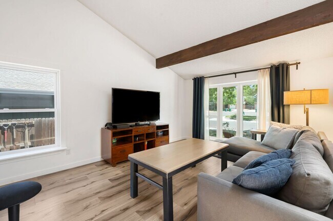 Foto del edificio - 4BD, 2.5BA Westminster Home with Back Yard