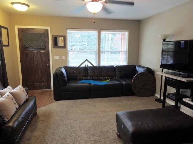 Building Photo - Beautiful 3 Bed 2.5 Bath Home w/ 2 Car Gar...