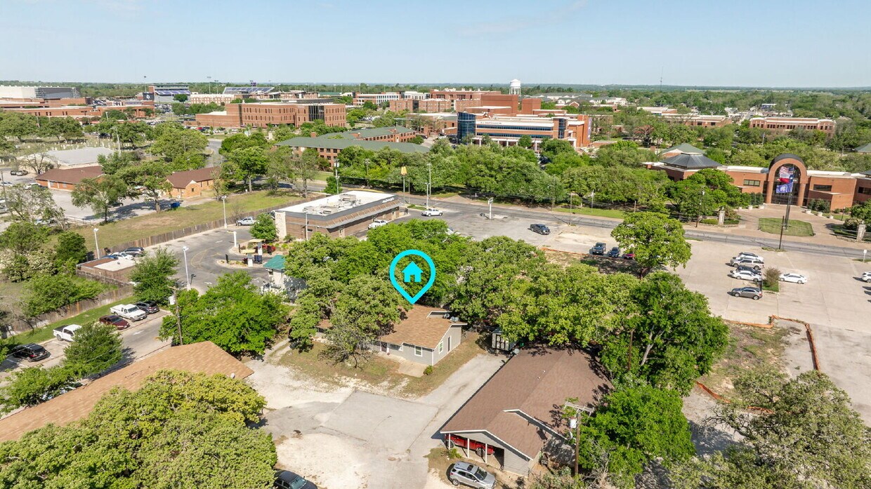 Primary Photo - Location! Location! Easy walk to campus! 3...