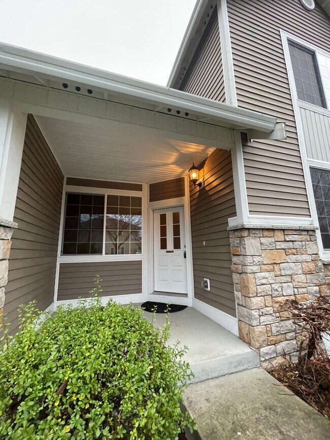 Building Photo - LOW MAINTENANCE Port Orchard Townhome - Hi...