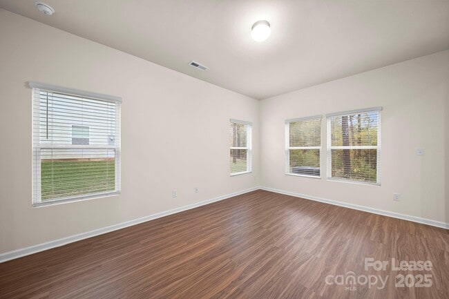 Building Photo - 711 Lackey St