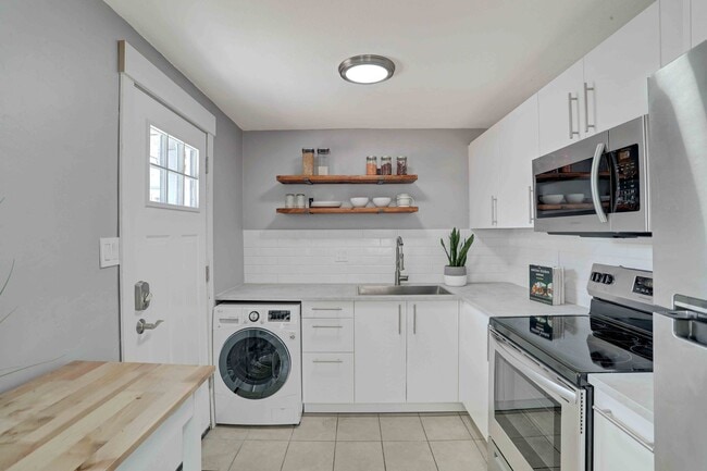 Cocina - 1542 W Nevada Pl