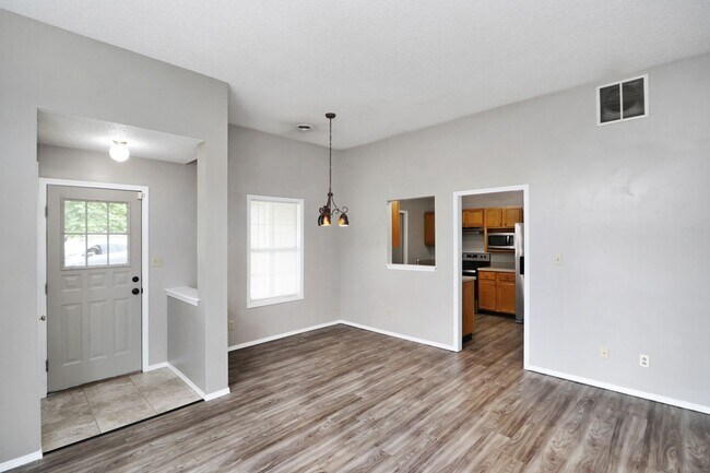 Building Photo - Three Bedroom Duplex with Neutral Color Pa...