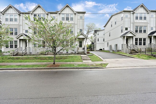 Building Photo - 4 Bedroom, 4 Bath Home w/ 2 Car Garage