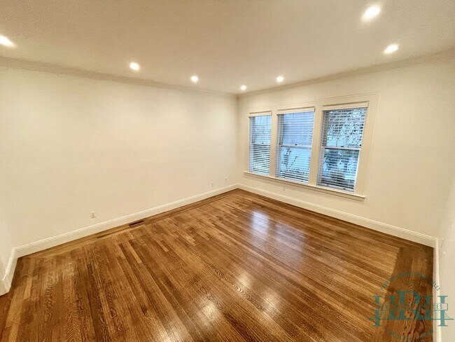Building Photo - Beautiful and Spacious 1BD | 1.5BA in Nob ...