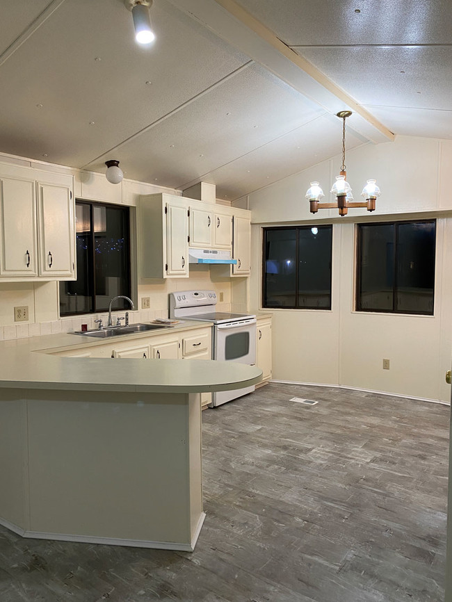 Building Photo - 6014 Chatham Dr