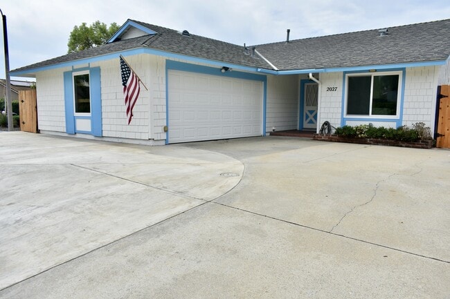Building Photo - 2027 Fuerte Ln