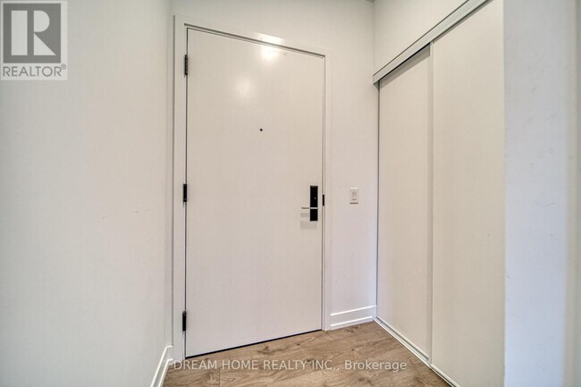 Building Photo - 270 Dufferin St