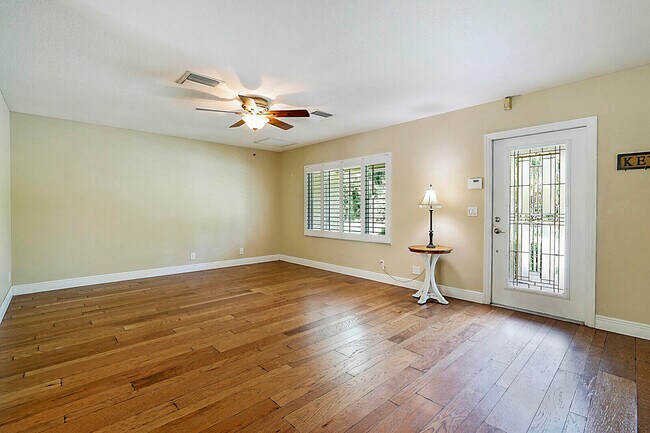 Foto del edificio - 12812 Raymond Dr