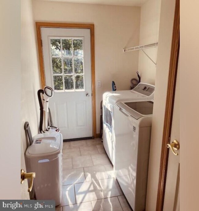 Foto del edificio - 439 Hunting Ridge Rd