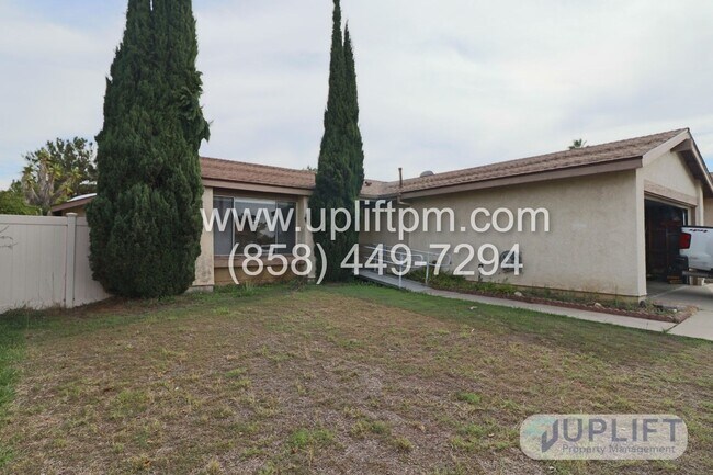 Foto del edificio - 3 Bed, 2 Bath House w/ 2-Car Garage, Priva...