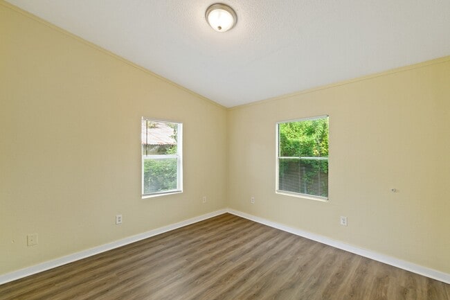 Foto del edificio - 10001 Lucore St