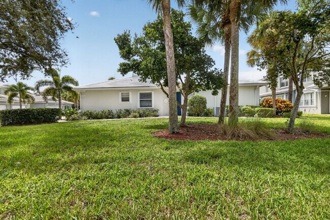 Foto del edificio - "Charming 2 Bed plus Den, 2-Bath Townhouse with 1500 Sq Ft of Comfort in Greenacres!"