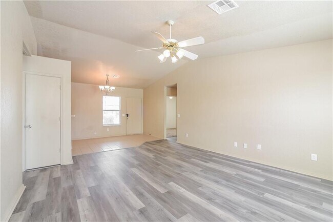Foto del edificio - 15400 Lilly Garden Ln