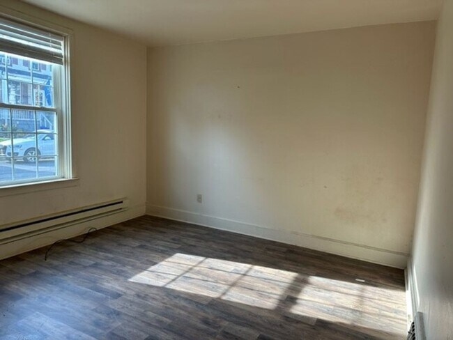 Foto del edificio - 1st Floor 2 Bedroom 1 Bath Apartment For R...