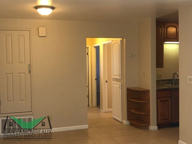 Building Photo - 2 br, 1 bath House - 1960 Peabody Rd #4