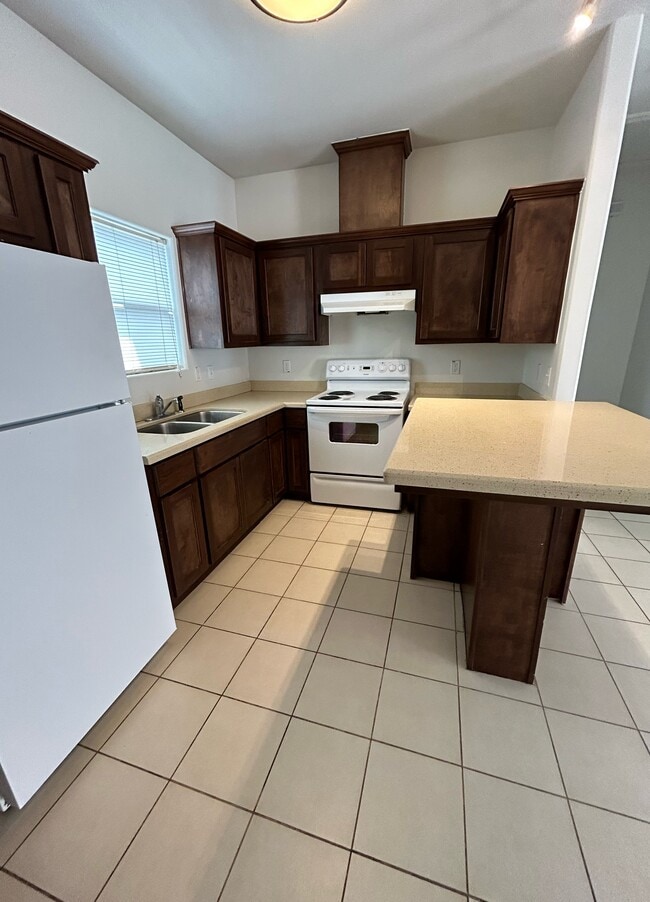 Building Photo - 3001 Diamondhead Ave