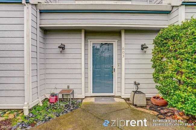 Foto del edificio - 2 br, 2.5 bath Townhome - 603 Commodore Dr...