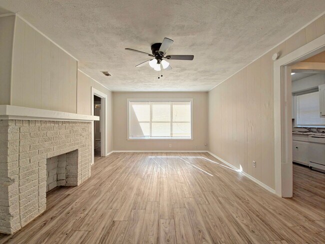 Foto del edificio - LIMITED TIME MOVE-IN SPECIAL: Cozy 2-Bedroom Home Near Texas Tech
