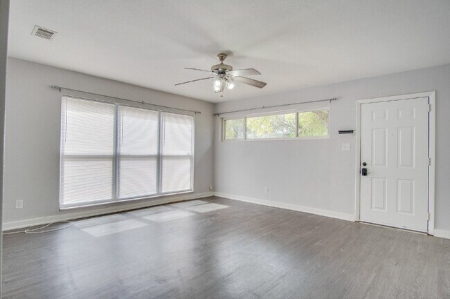 Foto del edificio - Updated 3-Bedroom, 2-Bath Ranch with Fenced Backyard, Carport, and Modern Kitchen