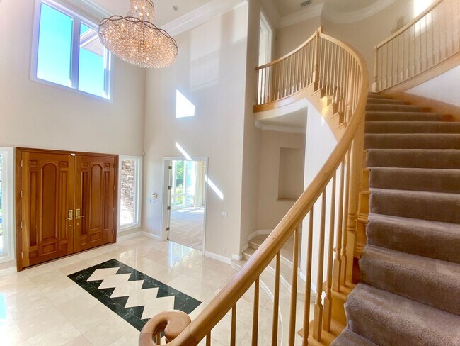 Foto del edificio - Spacious Luxury Home in Desirable Location...