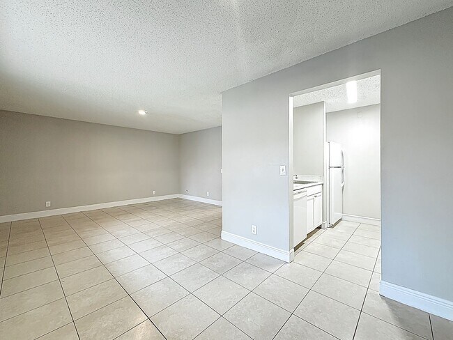 Building Photo - 719 Meadows Cir