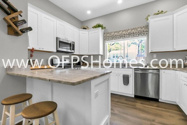 Building Photo - 712 Cypress Dr
