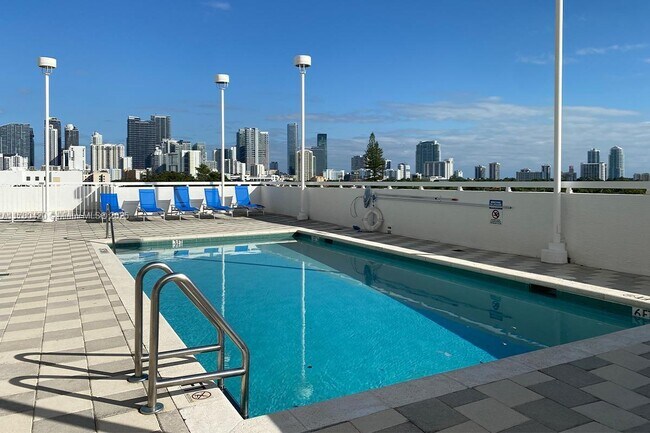 Foto del edificio - 900 SW 8th St
