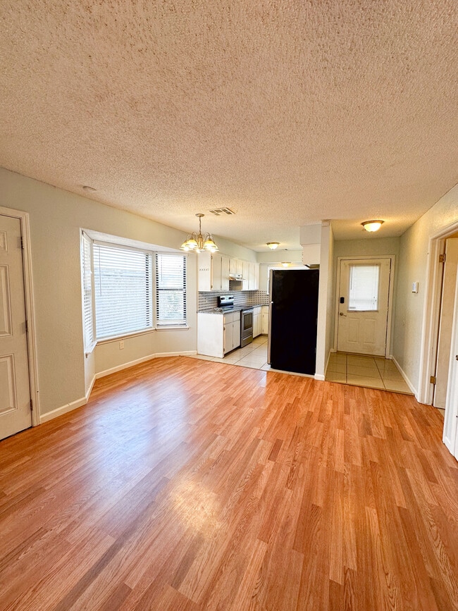 Building Photo - 2711 NE Euclid Ave