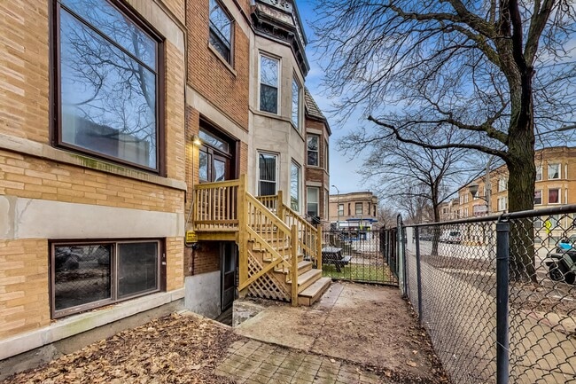 Building Photo - 3554 N Wilton Ave