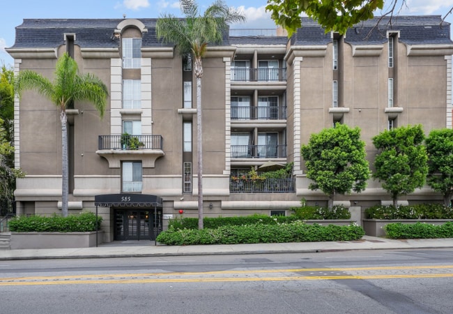 Building Photo - 585 N Rossmore Ave