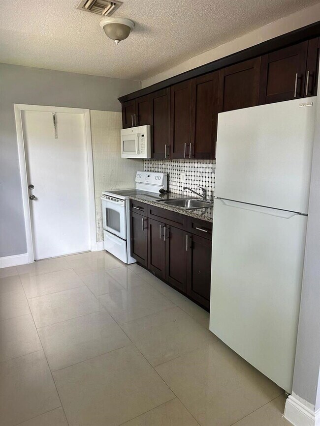 Foto del edificio - 2221 NW 4th Ct