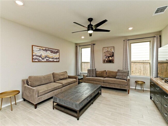 Building Photo - 295 Zuma Dr